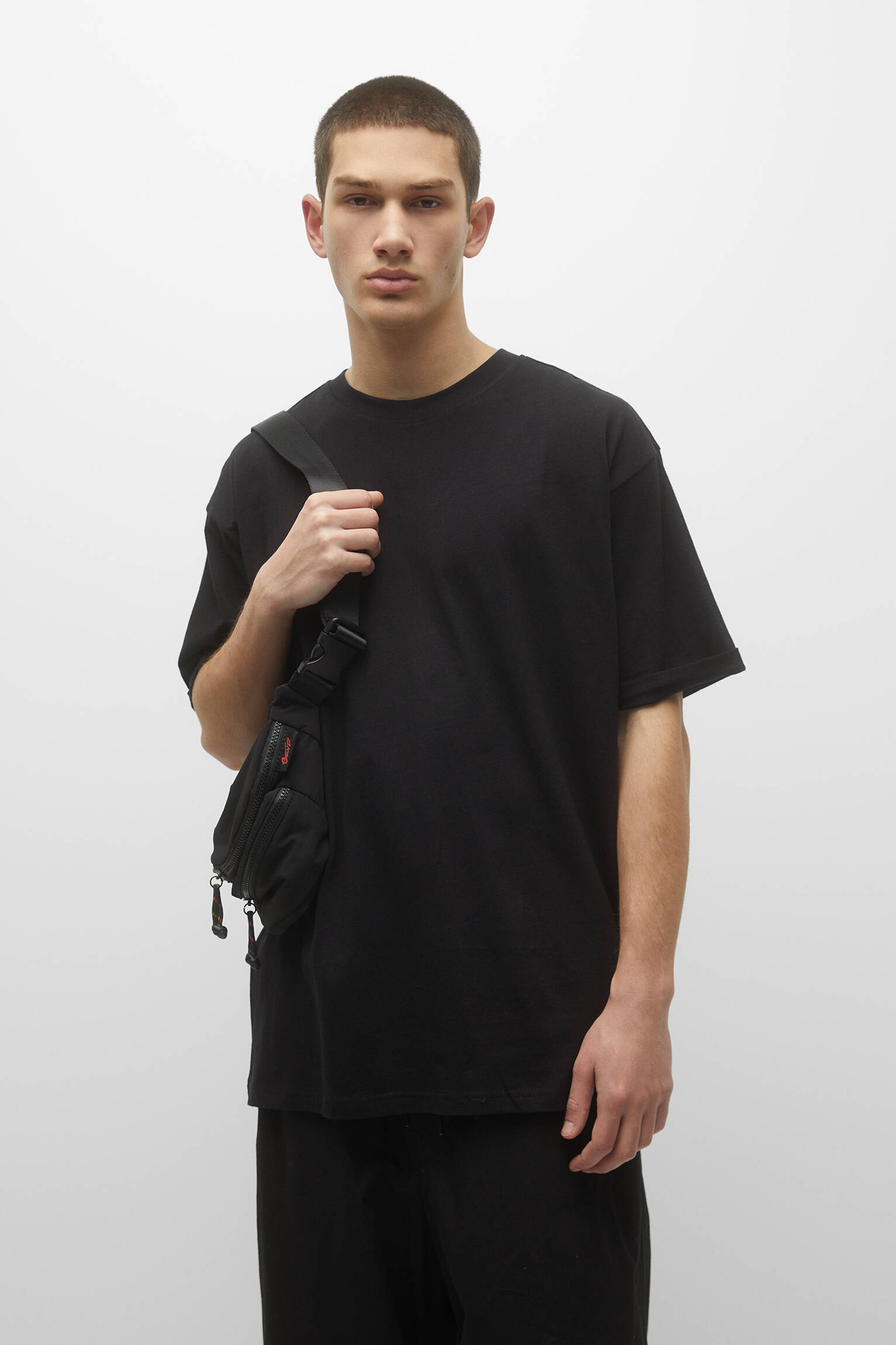 CAMISETA BÁSICA DE CORTE COMPRIDO - PRETA