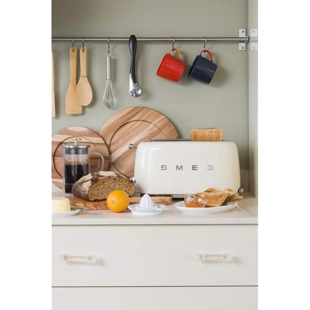 Smeg, Grille-pain 4 Tranches TSF02CREU, 2 Fentes 36 mm, 6 Niveaux de Brunissage, Fonction Chauffage, Décongélation et Bagel, Éjection Automatique du Pain, Ramasse Miettes, 1500 W, Crème : Cuisine et Maison
