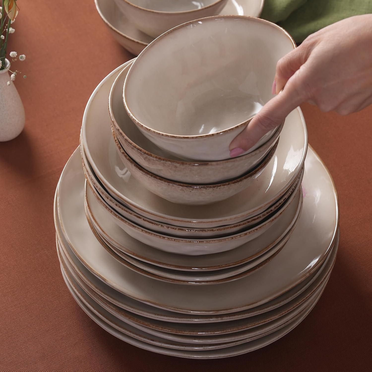 Karaca Aria - Geschirrset 6 Personen Steingut, Teller Set 24 Teilig mit Servierplatte, Müslischalen, Frühstücksteller, Pasta Teller Tief, Essteller, Mikrowellen Steingut Geschirr Set - Beige