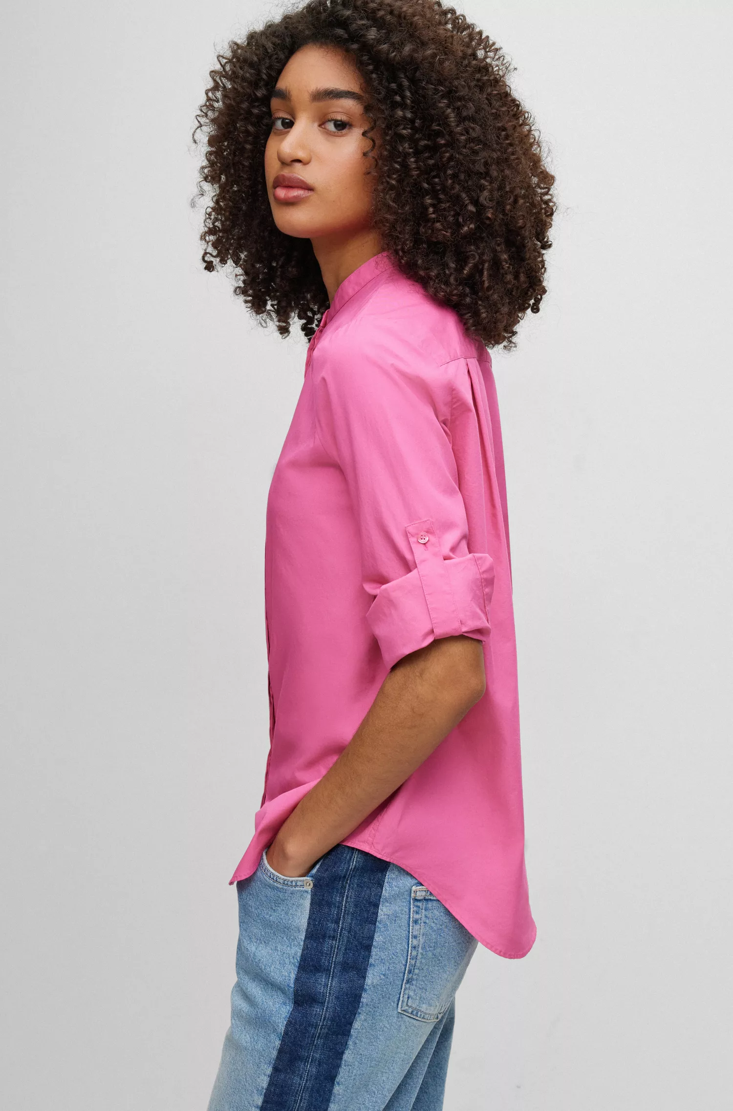 Blusa BOSS preta sem gola, modelagem solta, em algodão orgânico.