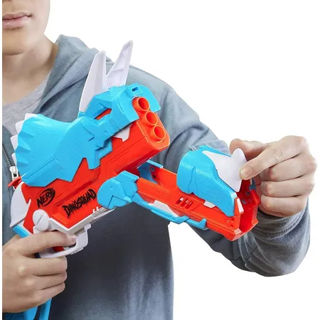 Nerf DinoSquad Tricera-Blast Dart-Blaster, aufklappbarer 3-Dart Lauf, 12 Nerf Darts
