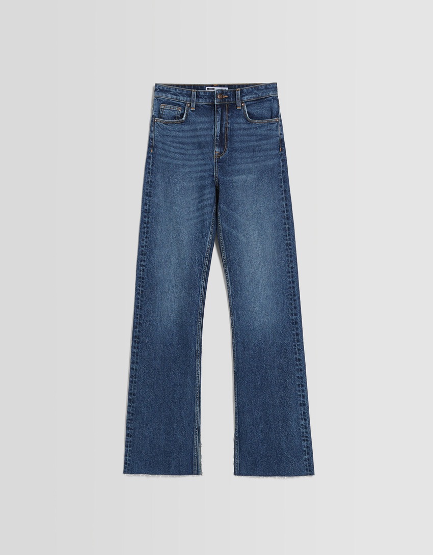 Calça jeans reta confortável com fenda lateral
