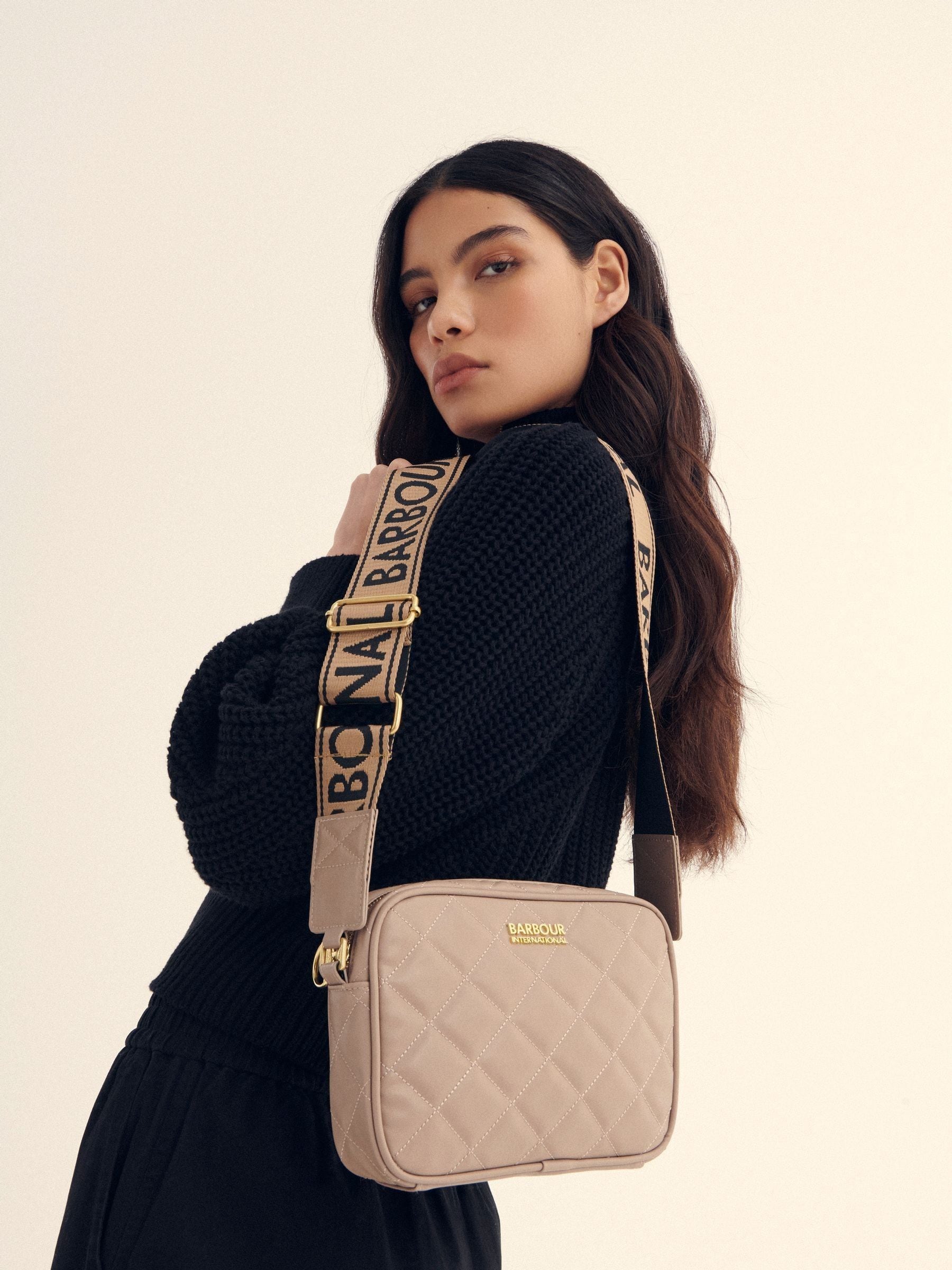 Licht beige - Barbour® International gewatteerde Sloane crossbodytas
