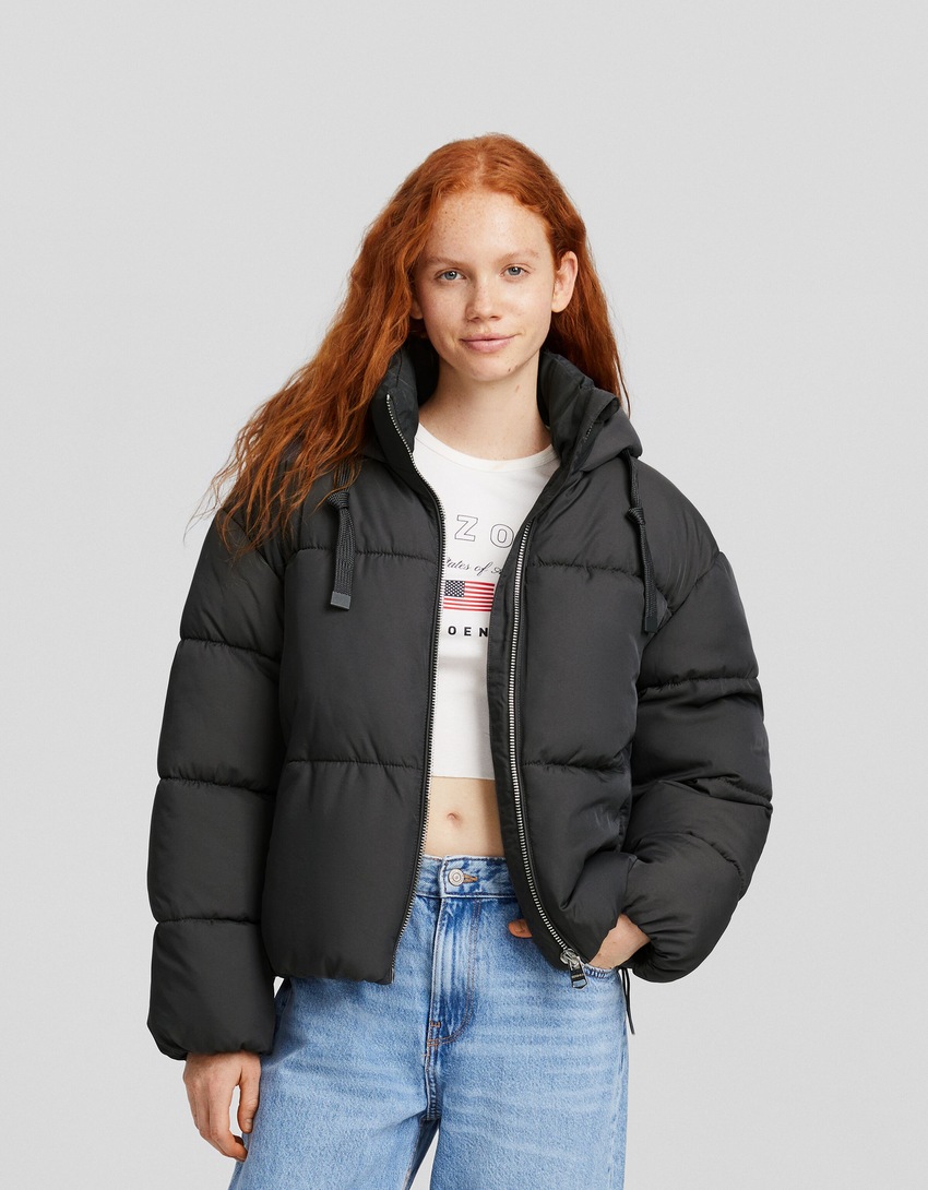 Jaqueta puffer oversized com capuz.