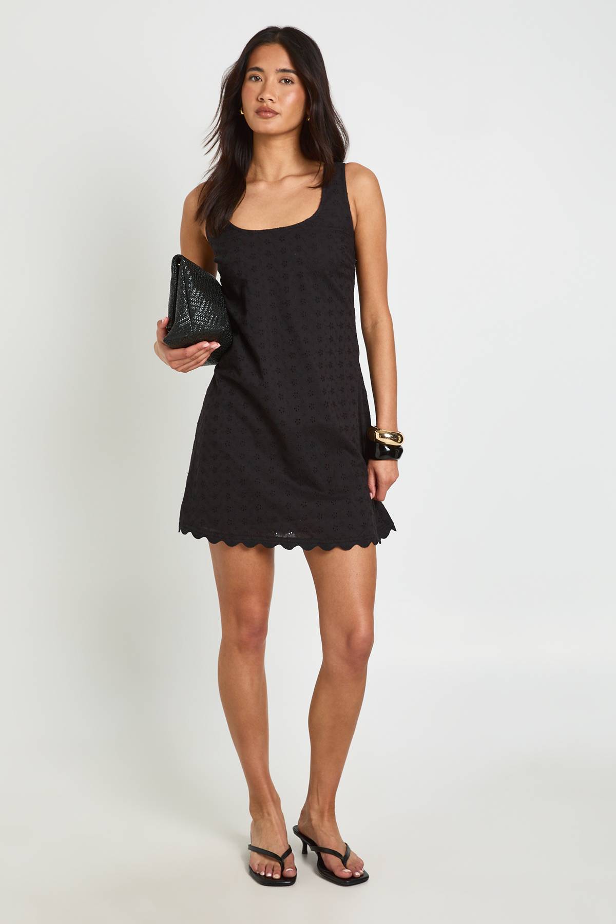 boohoo Robe Droite Tall À Broderie Anglaise Et Ourlet Festonné