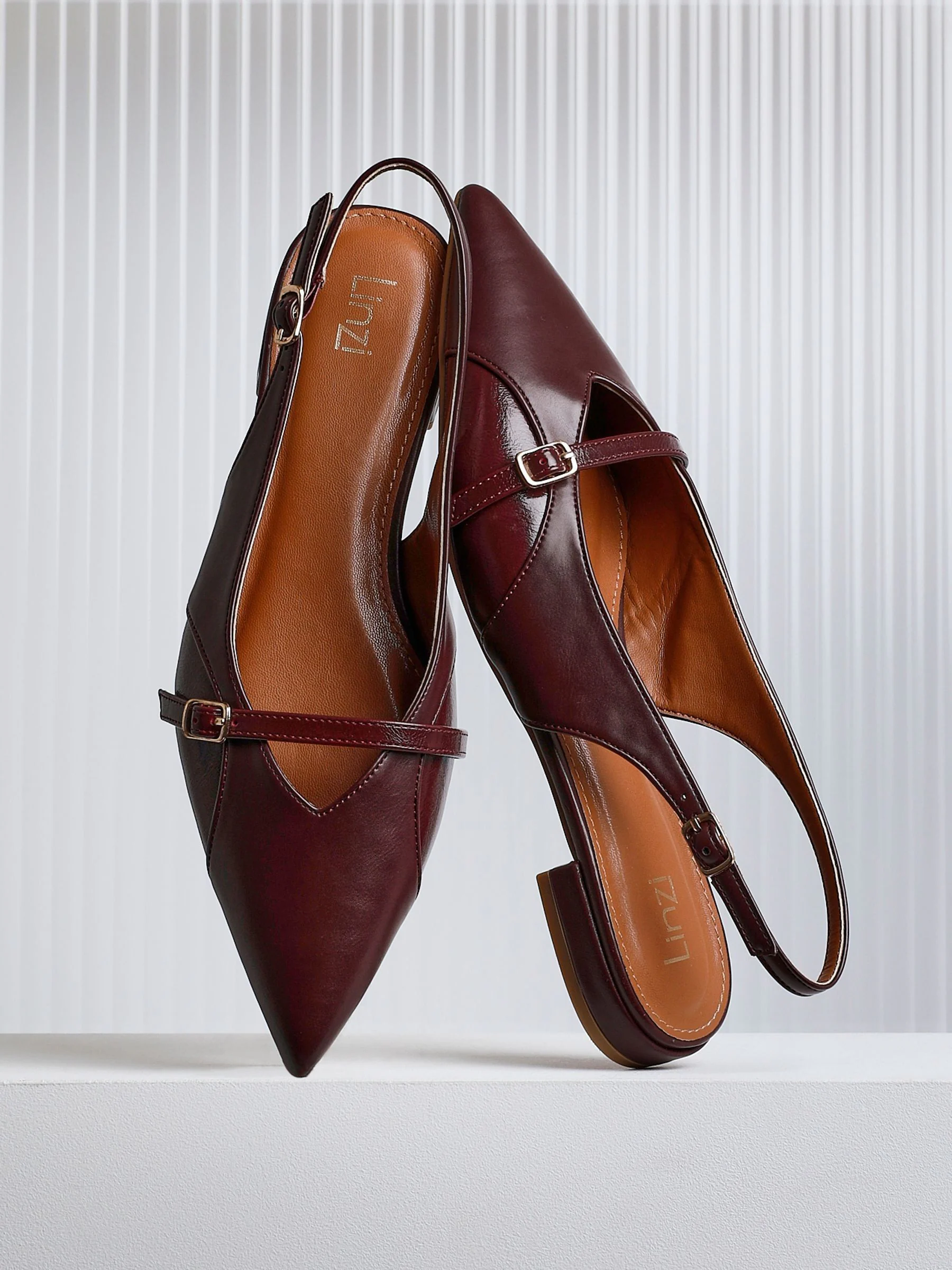 Rood - Linzi Prague Lage schoenen met spitse neus en gespdetail