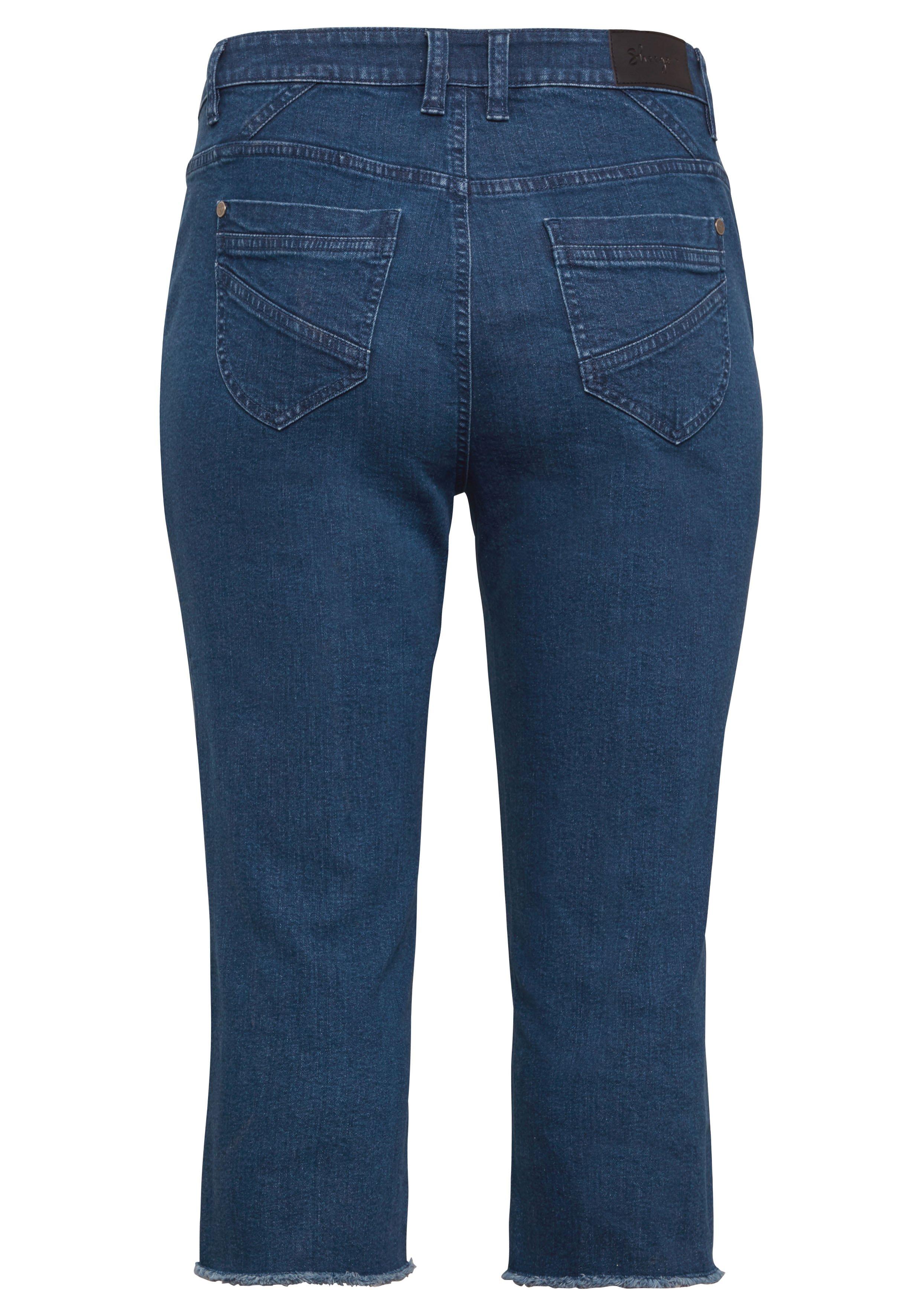 Slim Fit Jeans in 3/4-Länge, mit Fransen am Saum