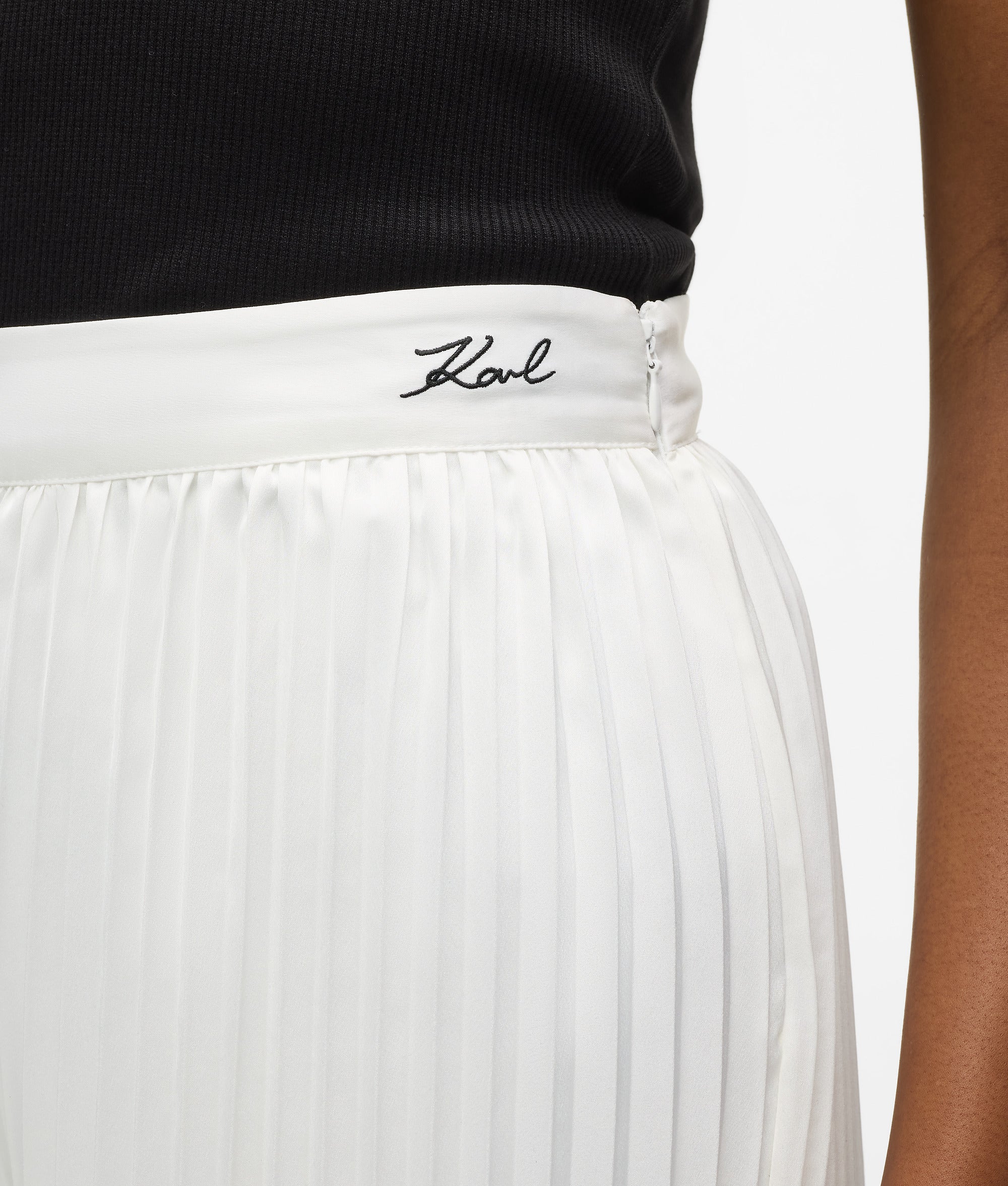 Broek met wijde pijpen en plooiaccent