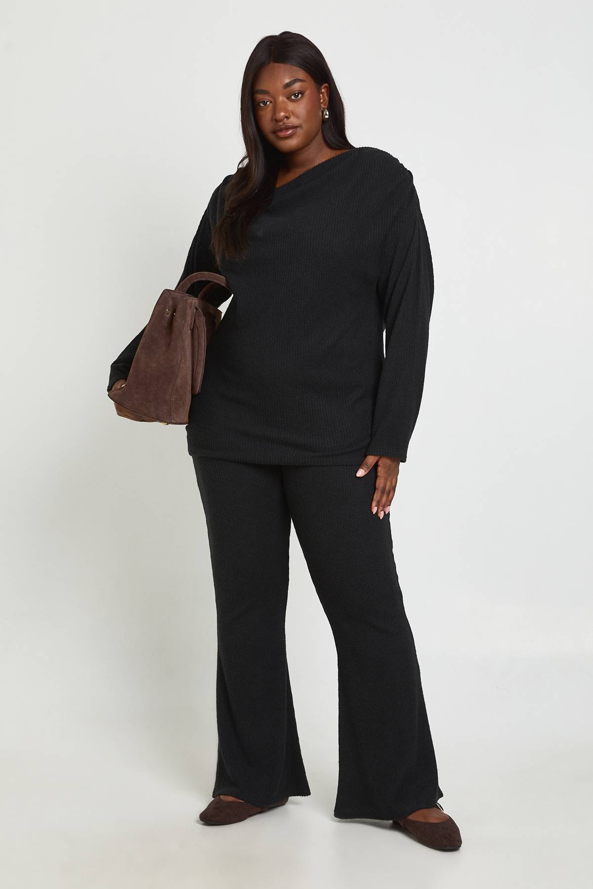 boohoo Ensemble Grande Taille Côtes Brossées Haut À Détail Froncé Aux Épaules Et Pantalon Large
