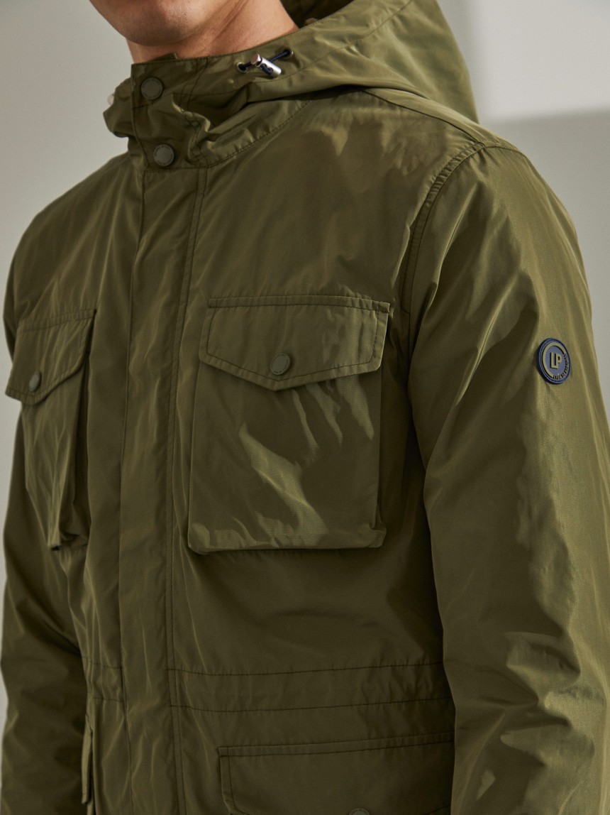 Parka em tecido técnico com capuz e bolsos