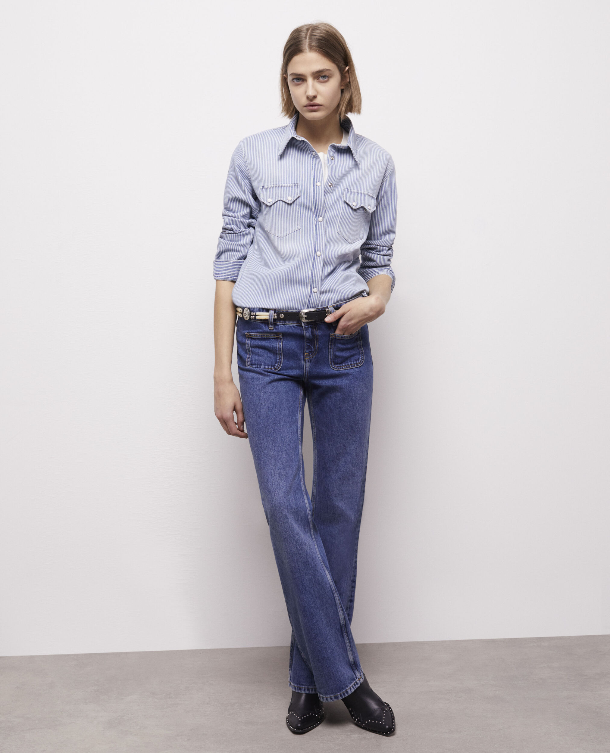 Chemise à rayures bleues et blanches
