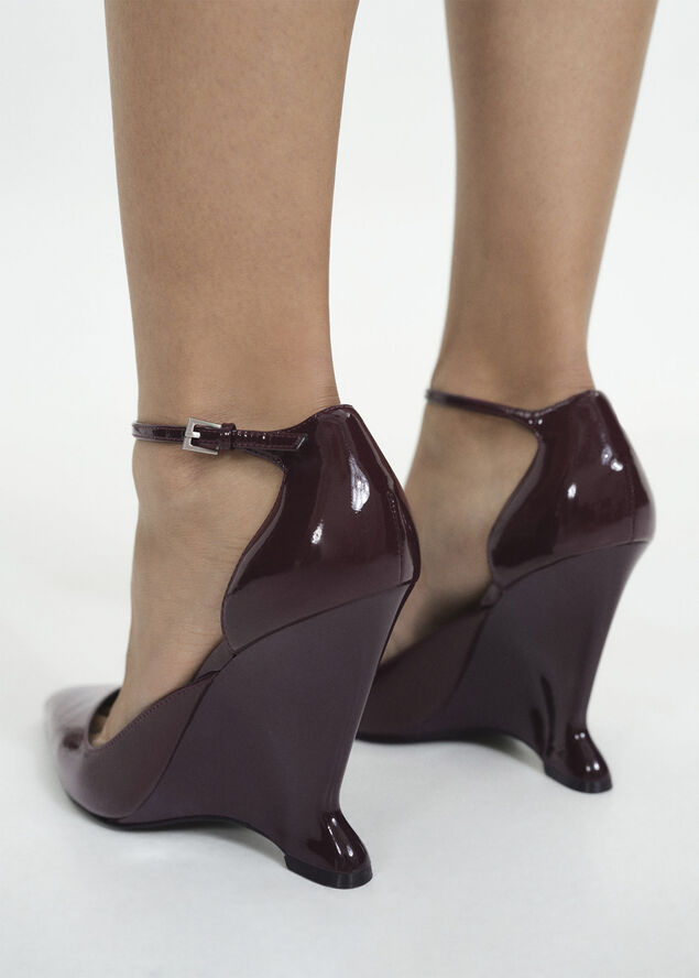 MANGO SHOES. -- SATUR 78