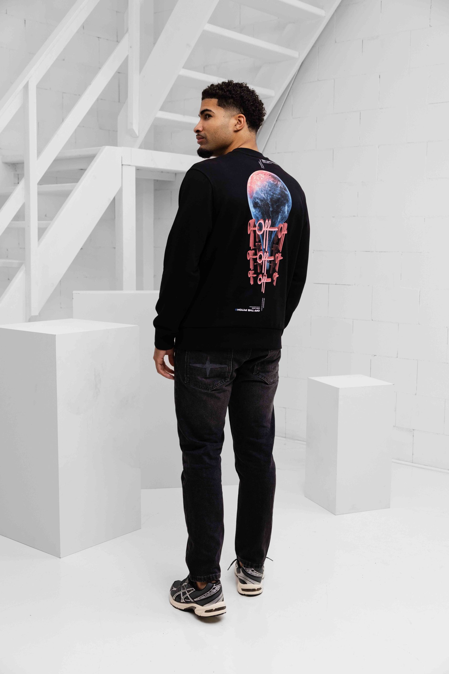 Off The Pitch World Crewneck Heren Zwart