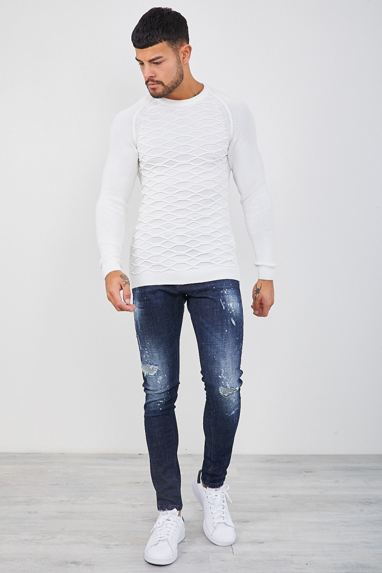 Pull blanc avec motifs en relief