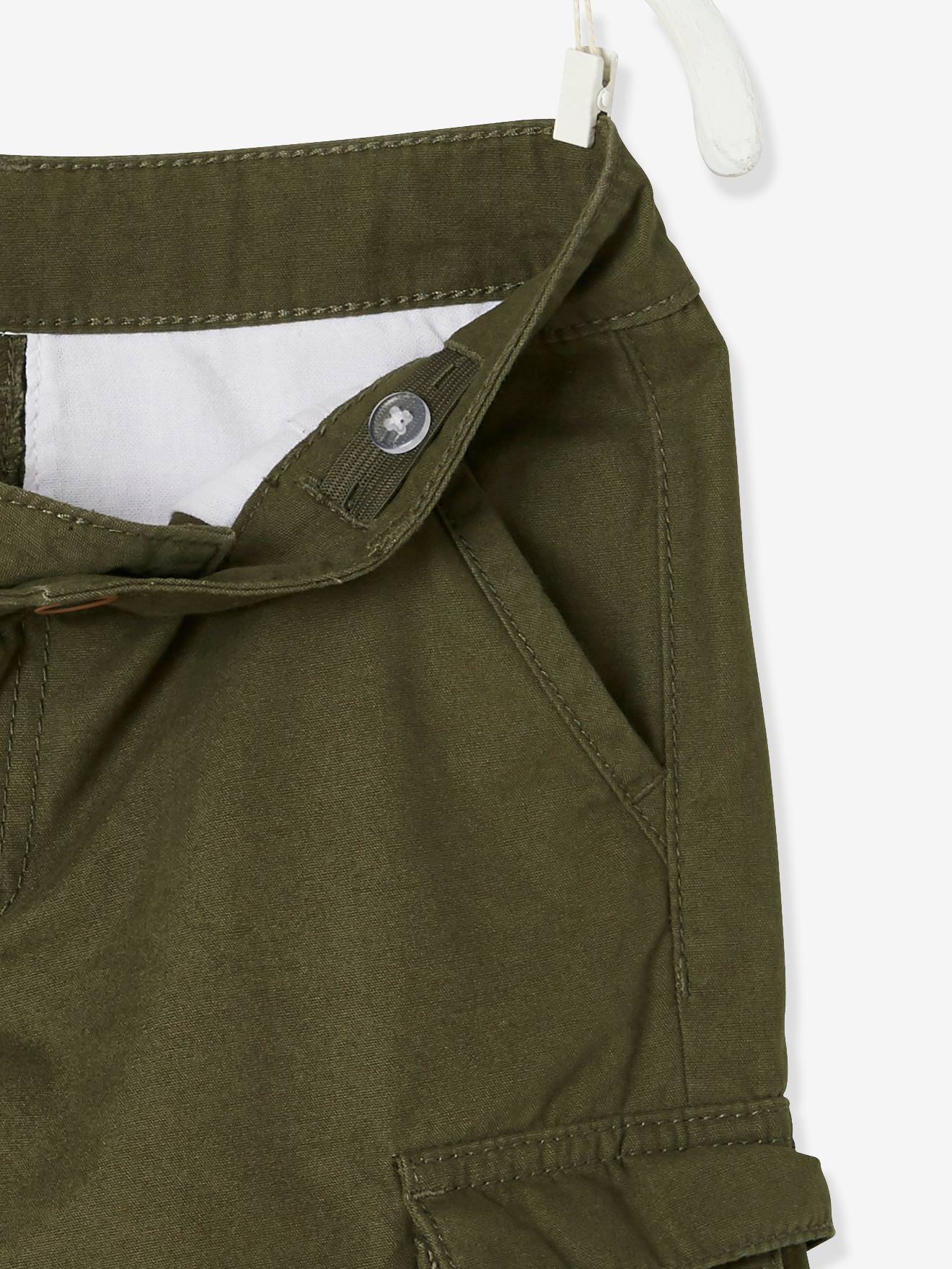 Bermuda cargo infantil para meninos, na cor verde-escura lisa.