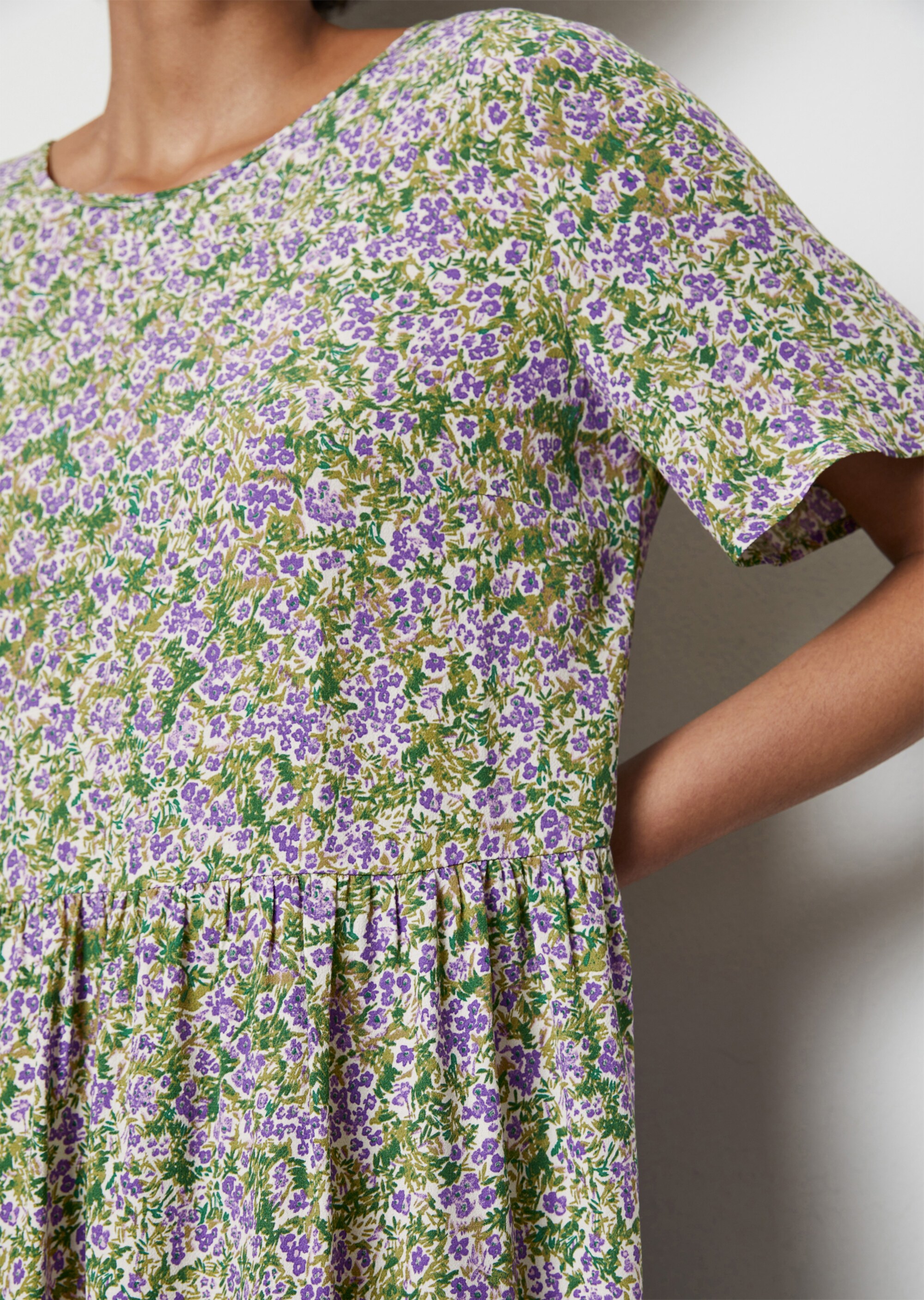 Kurzes Kleid mit geraffter Tailleaus fließendem Viskose-Crêpe