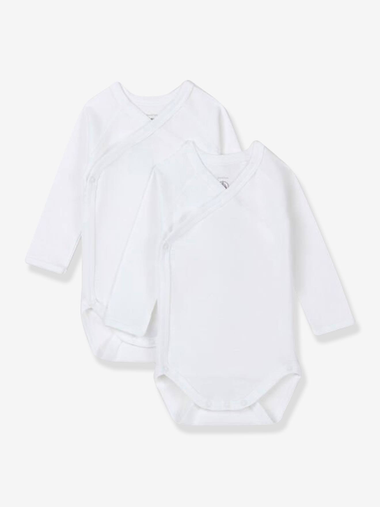 Lote de 2 bodies de manga comprida com decote cruzado para recém-nascidos, confeccionados em algodão orgânico, modelo PETIT BATEAU, em dois tons de branco claro e multicolorido.