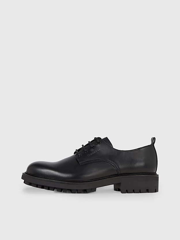 Sapatos de couro com cadarço
