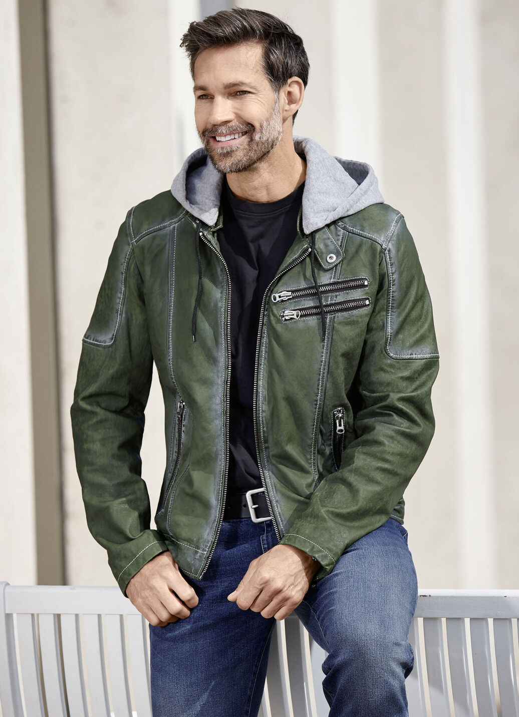 Lederkurzjacke mit Kapuze