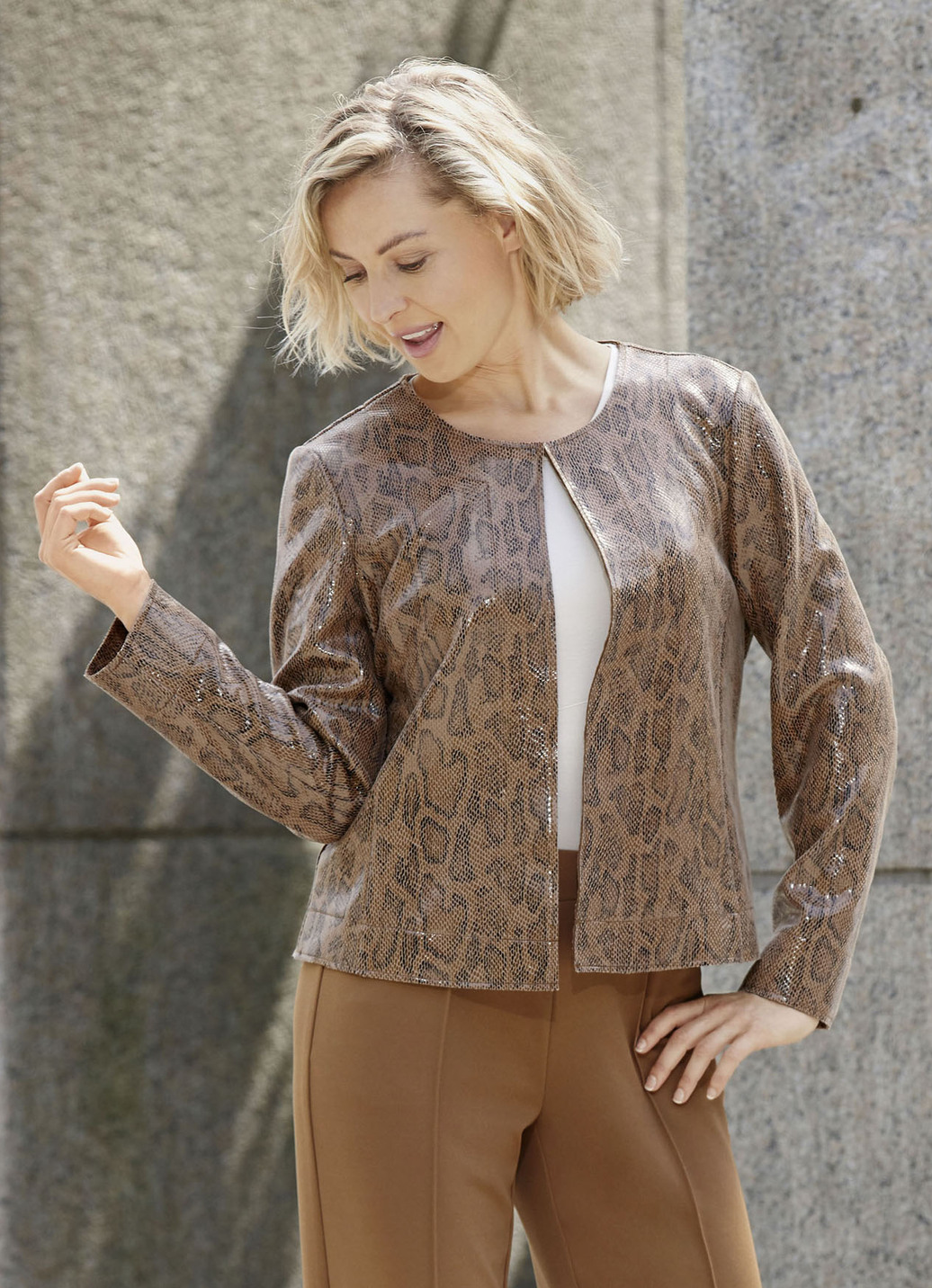 Kurzjacke mit trendstarkem Reptildessin
