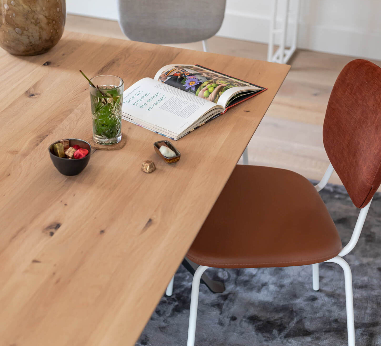 They & Me eettafel Chat – recht met afgeronde hoeken – eiken rustiek bianco olie – onderstel RAL9017 verkeerszwart 200 x 100 x 75 | Eiken Rustiek Bianco Olie | Verjongde Rand | Frame RAL9017 Verkeerszwart