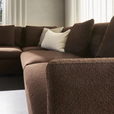 Angolo venstrevendt sofa med pufafslutning