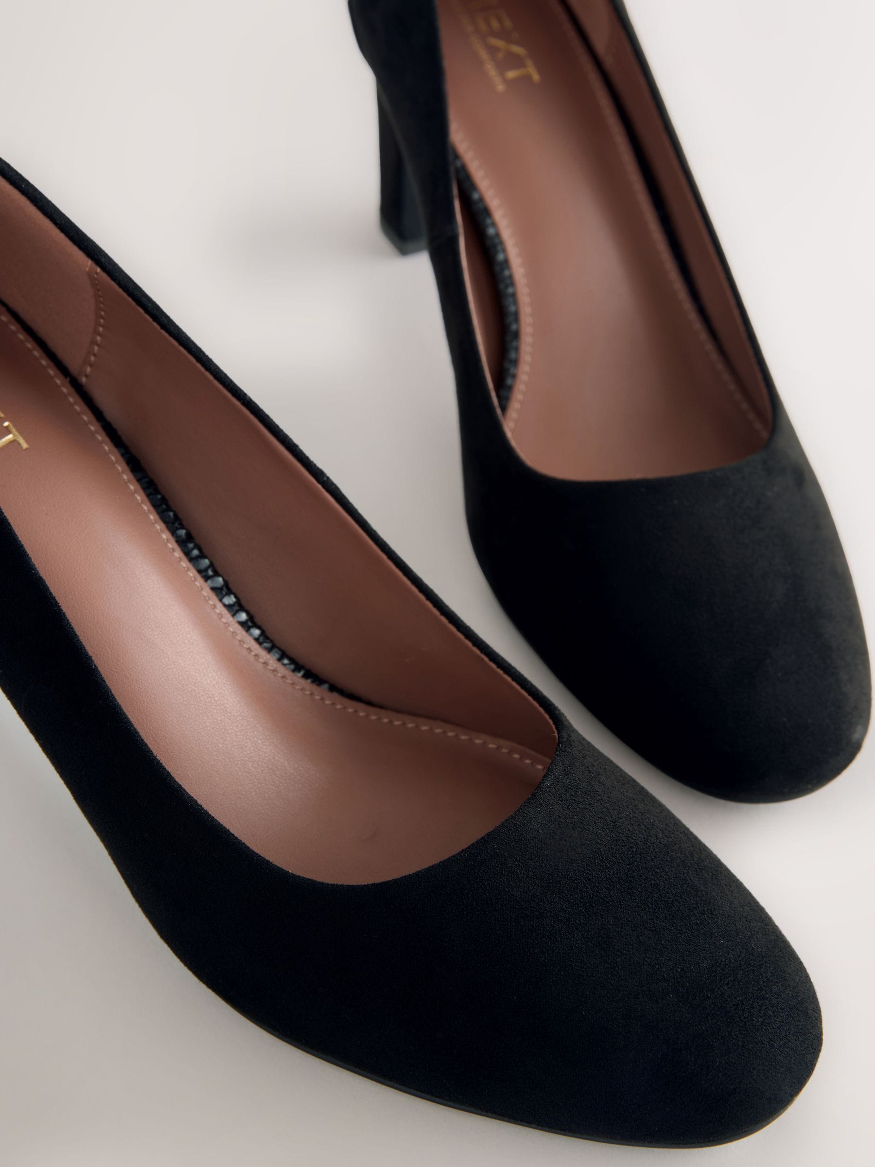 Zwart imitatiesuède - Forever Comfort® Round Toe Block Court Heels