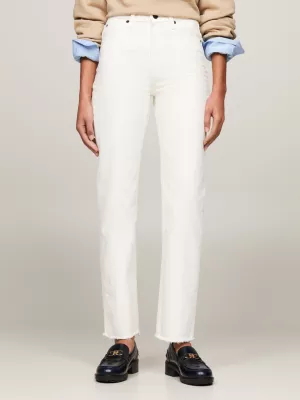 Calça jeans branca clássica de cintura alta, corte reto e ajustado até o tornozelo.