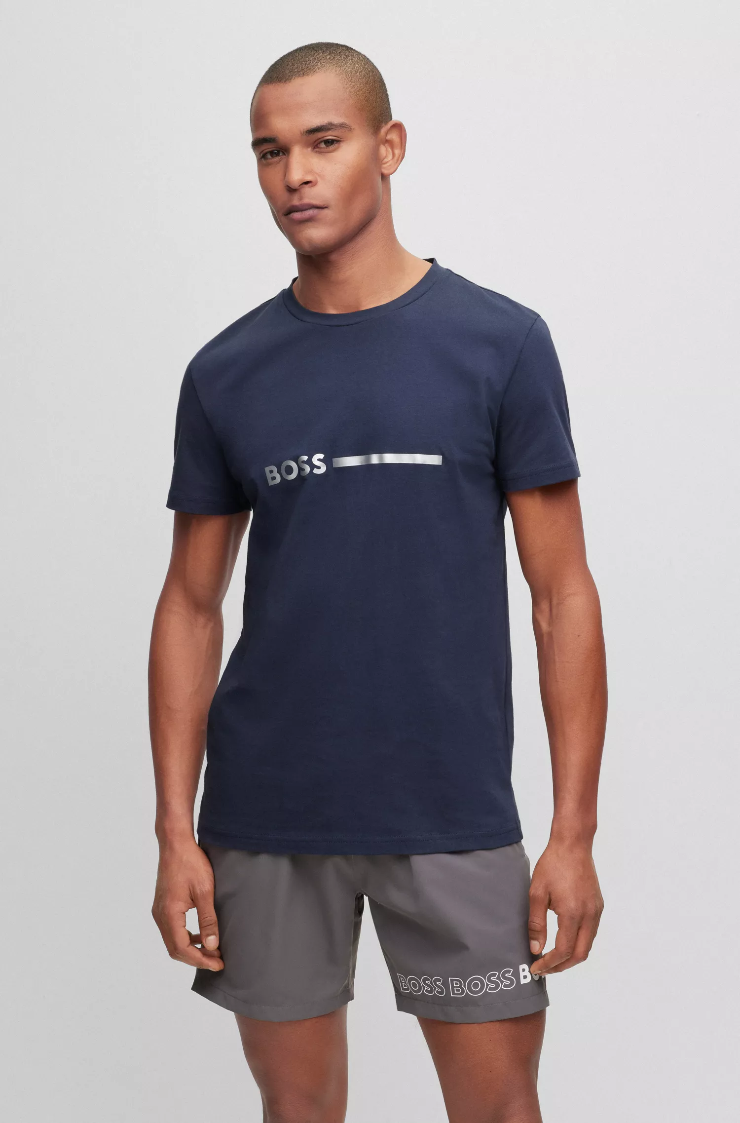 Camiseta BOSS preta de corte regular em algodão com proteção UV.
