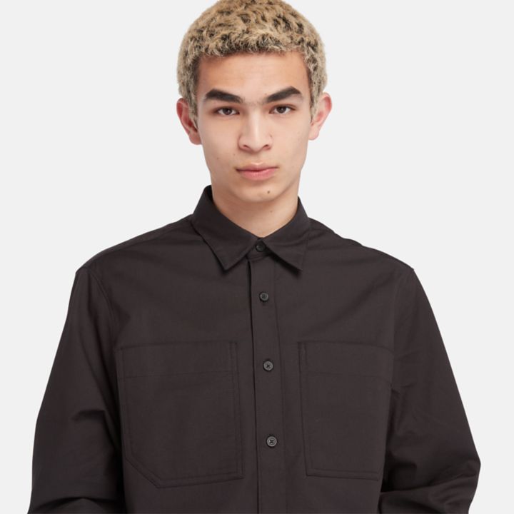 Camisa masculina preta com tecnologia Outlast.