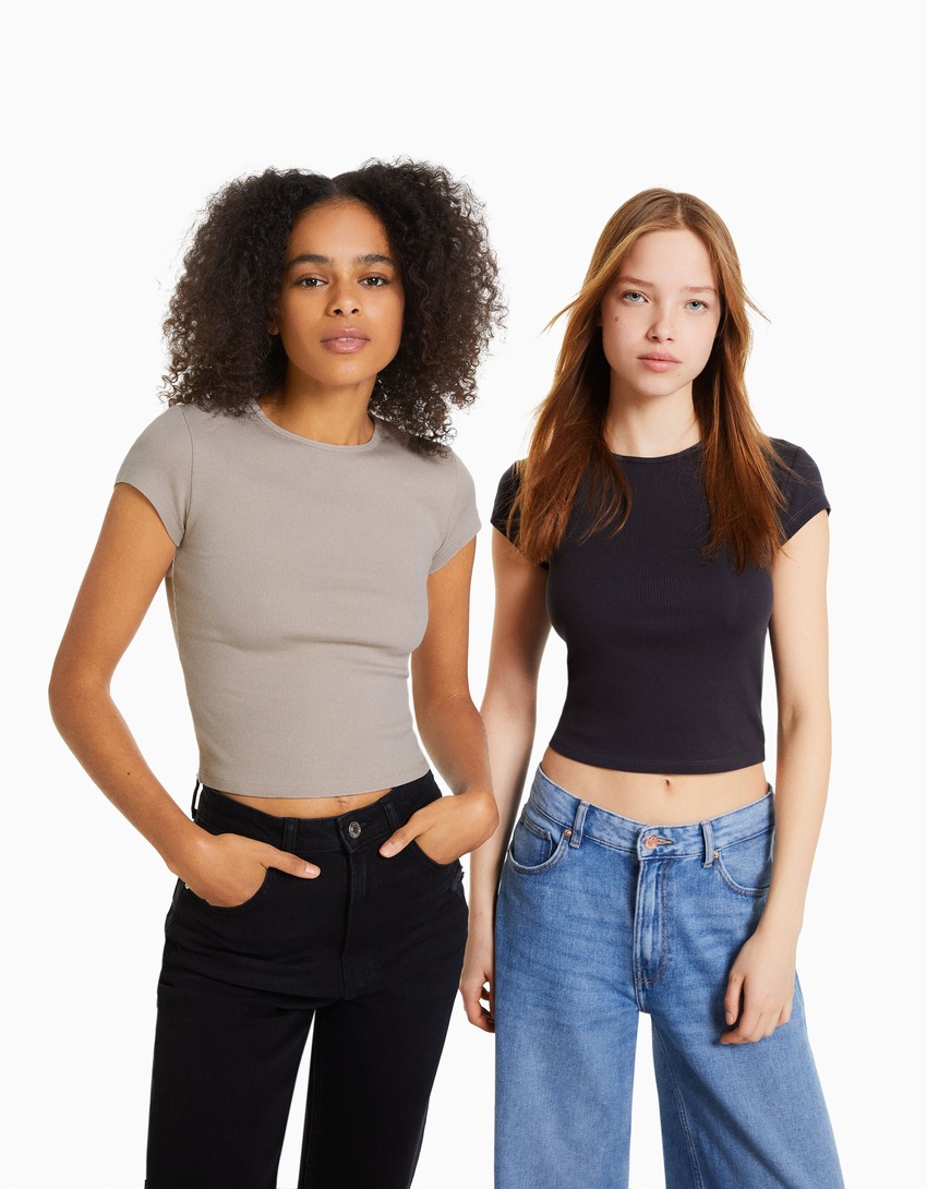 Pacote com 2 camisetas caneladas de manga curta.