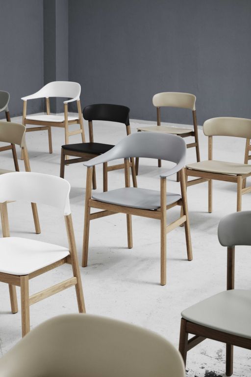 Normann Copenhagen Herit Armchair Smoked Oak stoel Spectrum leer zwart