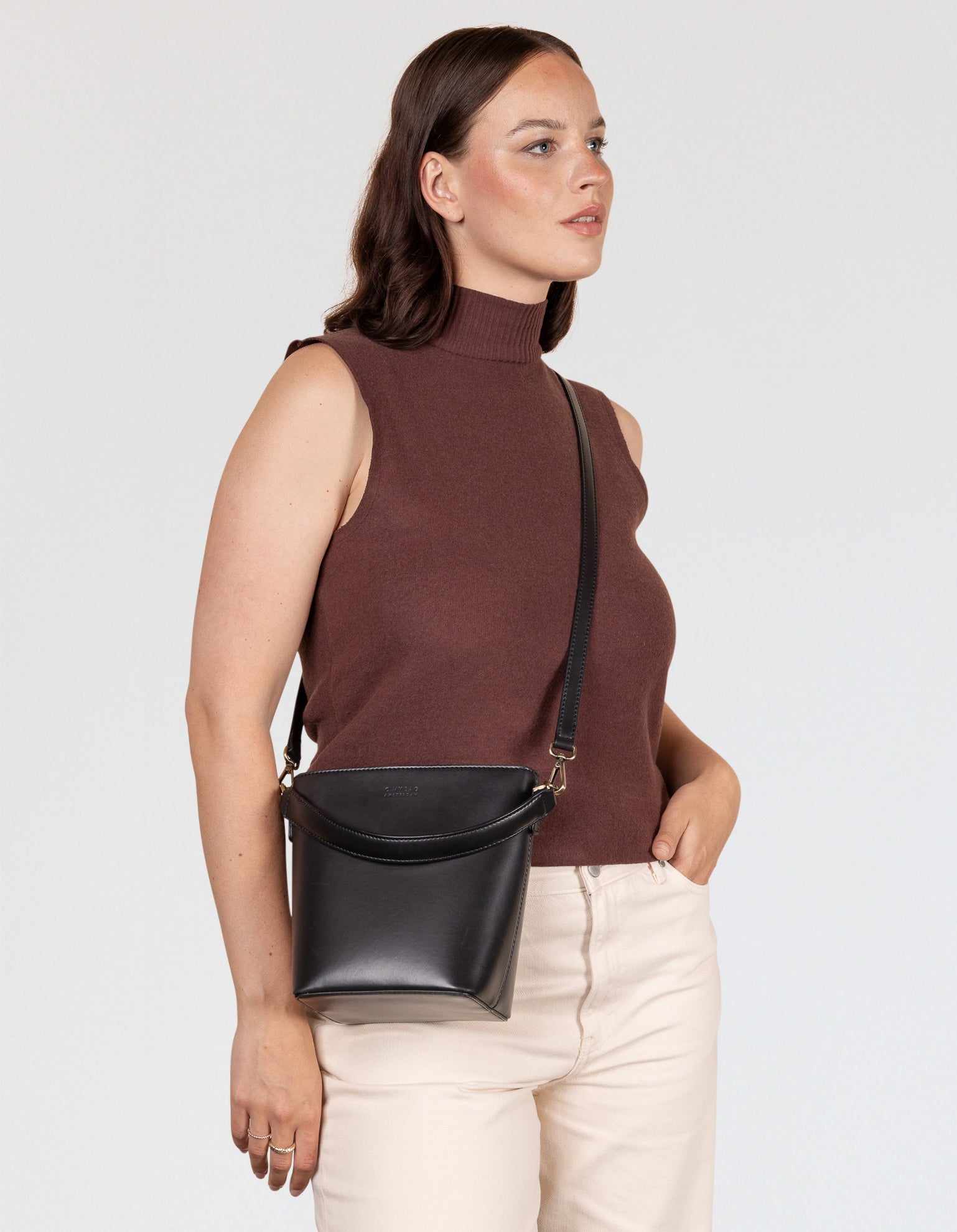 Bobbi Bucket Bag Midi - Black Vegan Uppeal™