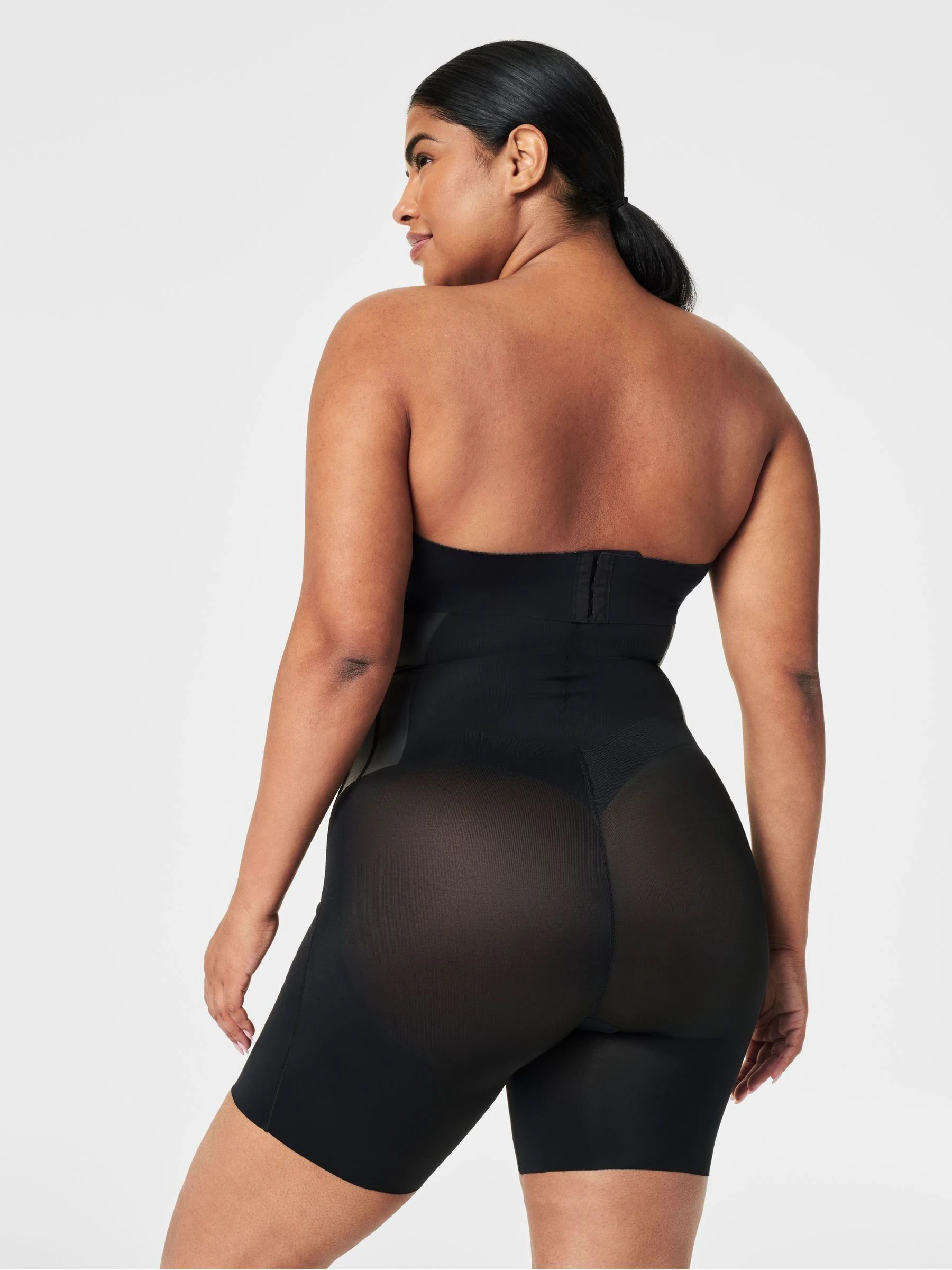 Zwart - SPANX SPANXsupersculpt™ TotalContour High-Waisted Mid-Thigh Shorts