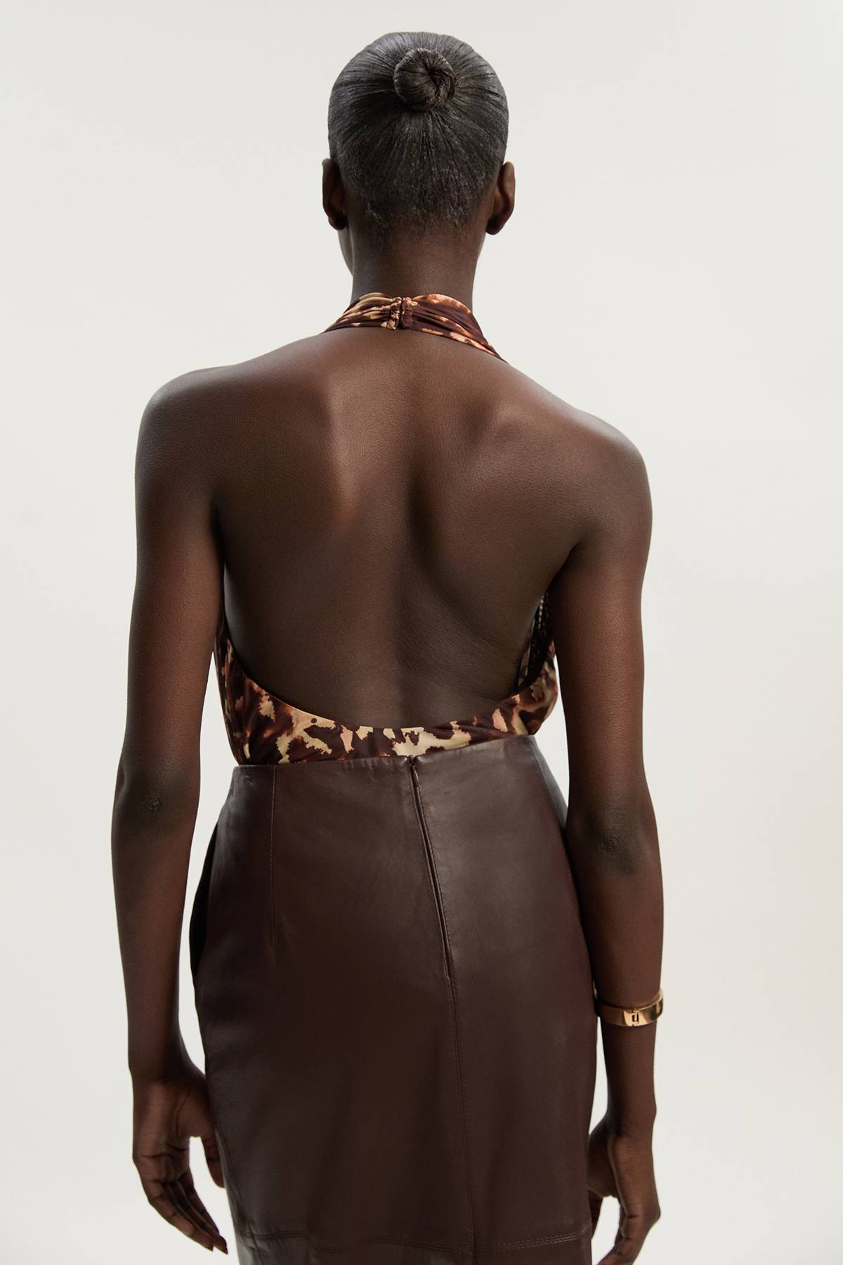KarenMillen Body en Maille à Imprimé Léopard avec Col Halter Plongeant et Détails de Finition