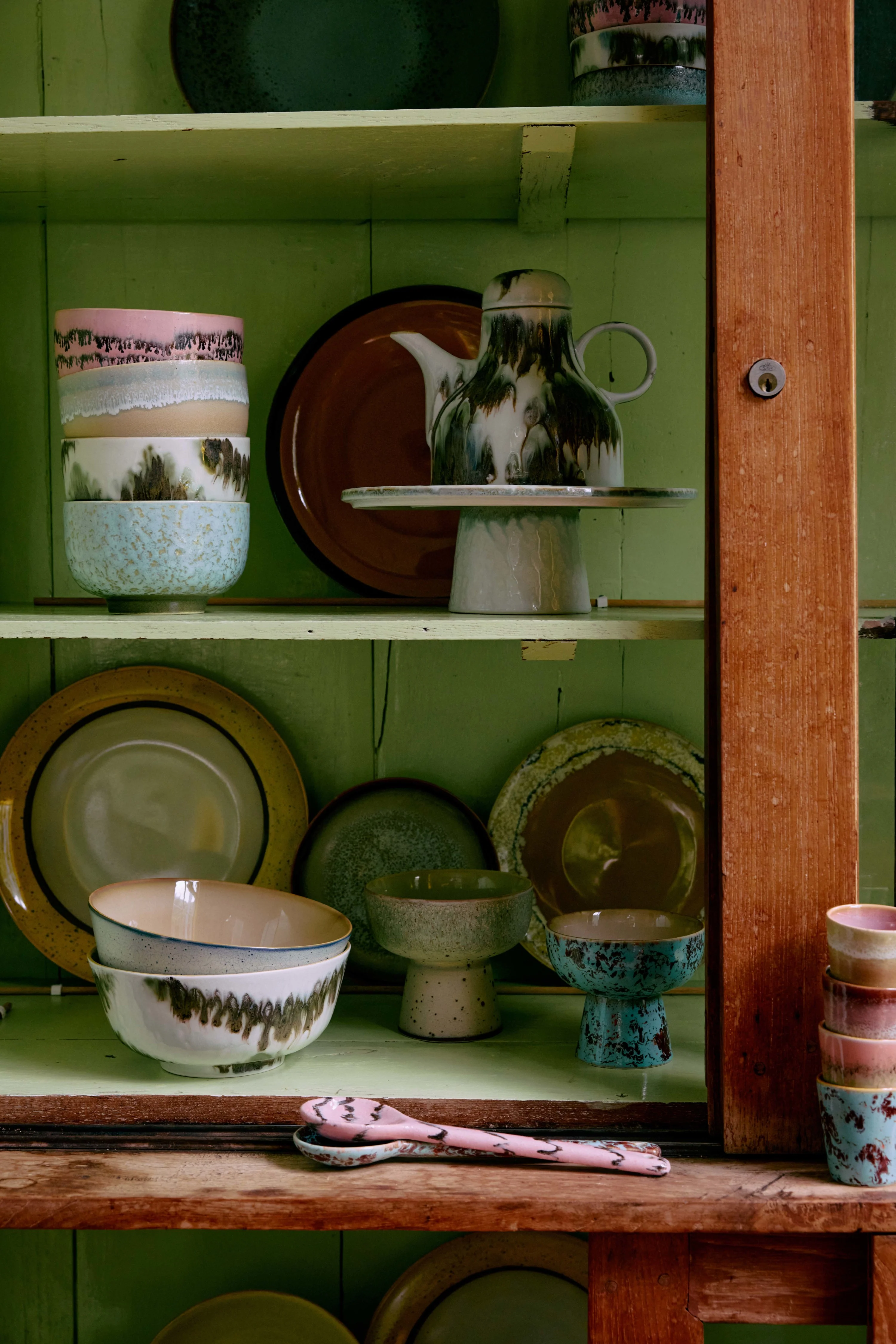 Kleine handgemaakte schaal 70's met reactief glazuur