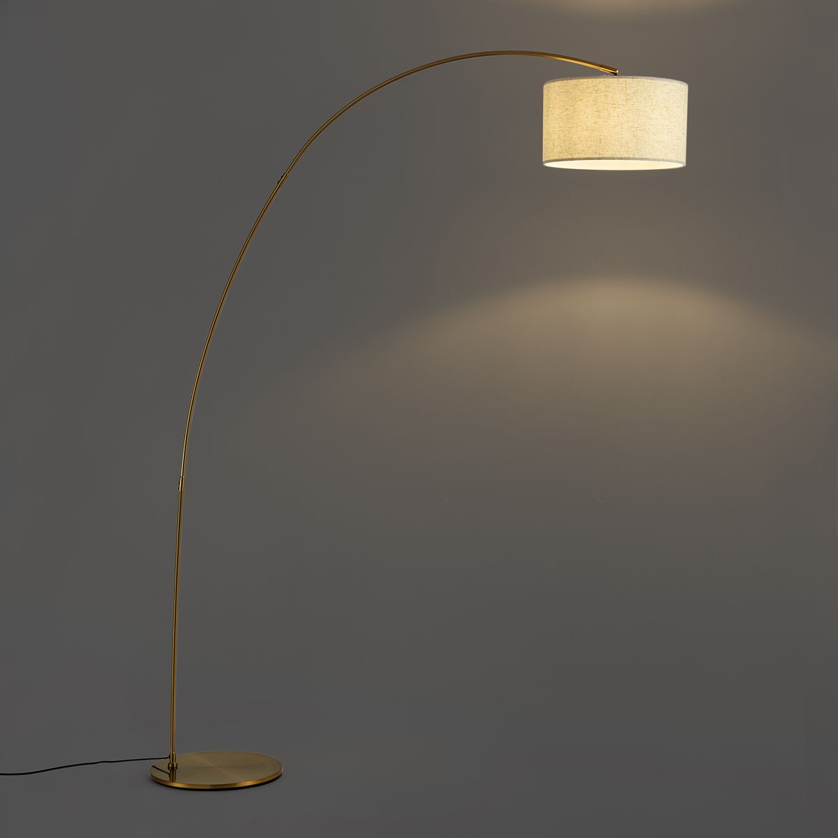Moderne booglamp messing met beige kap - Vinossa