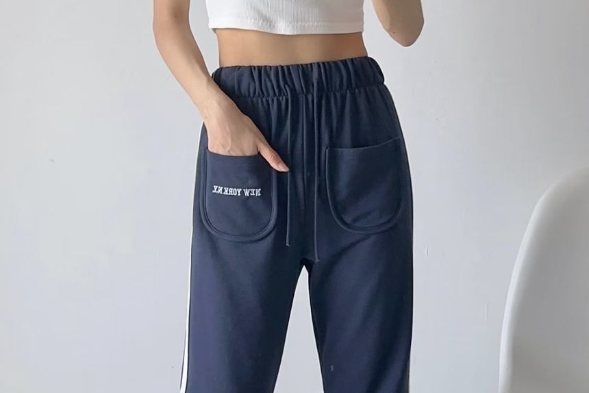 Yukis - Rechte joggingbroek met trekkoord, gestreepte letters en geborduurde tekst