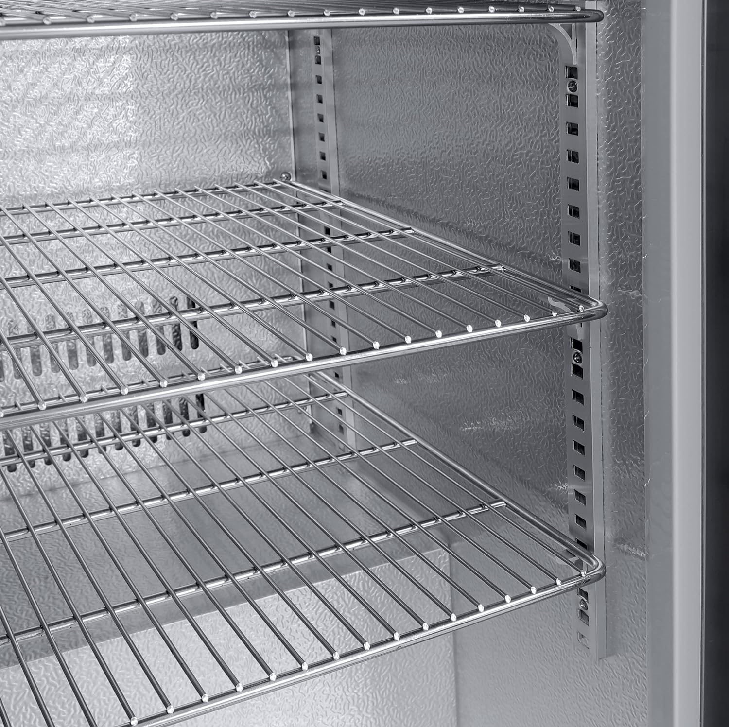 METRO Professional GBC3002S Glastür-Kühlschrank, Edelstahl/Aluminium/Hartglas, 6 verstellbare Einlegeböden, automatische Abtauung, 198 L, LED Beleuchtung, silber, EEK: D