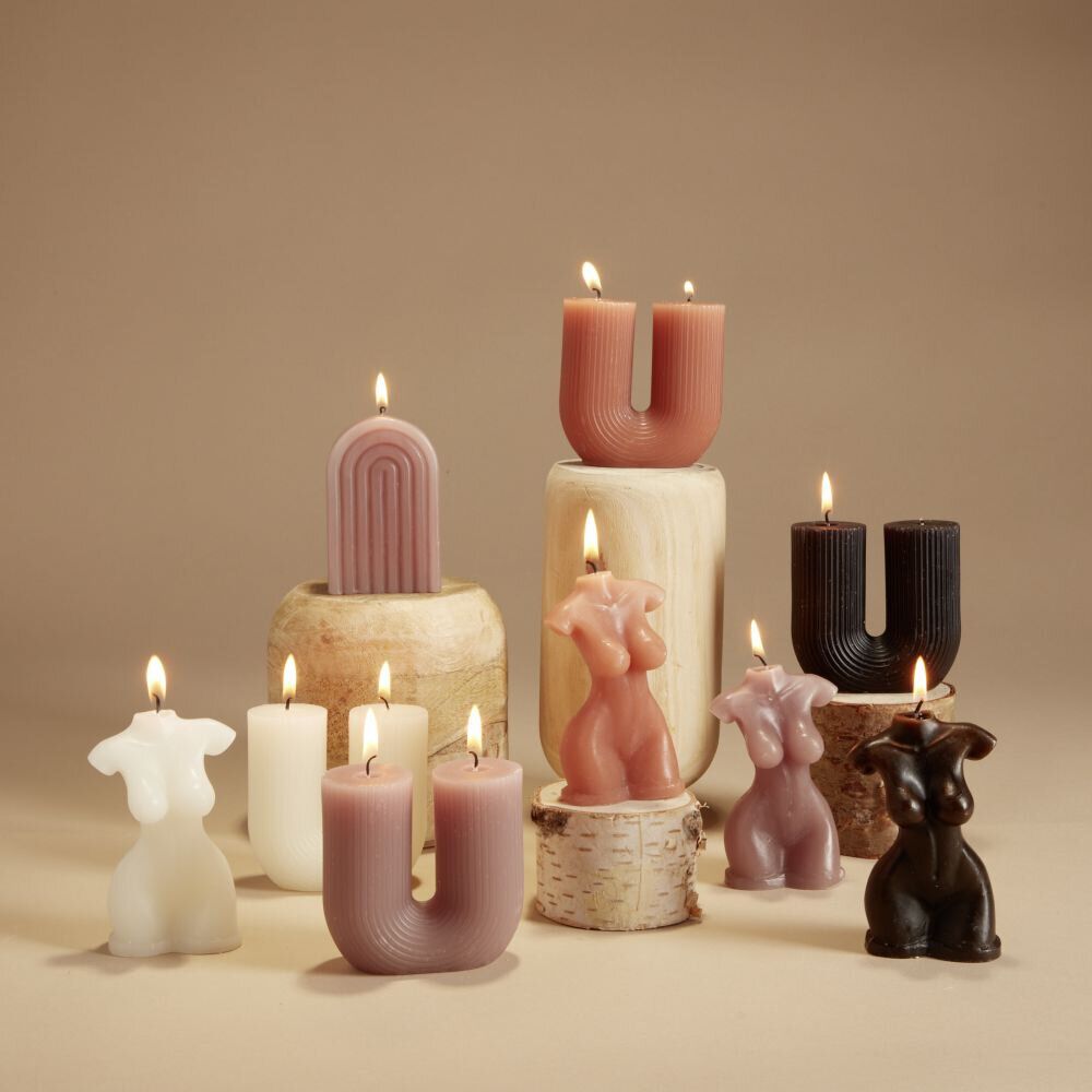 Bougie lettre U marron foncé 6x4xH9cm