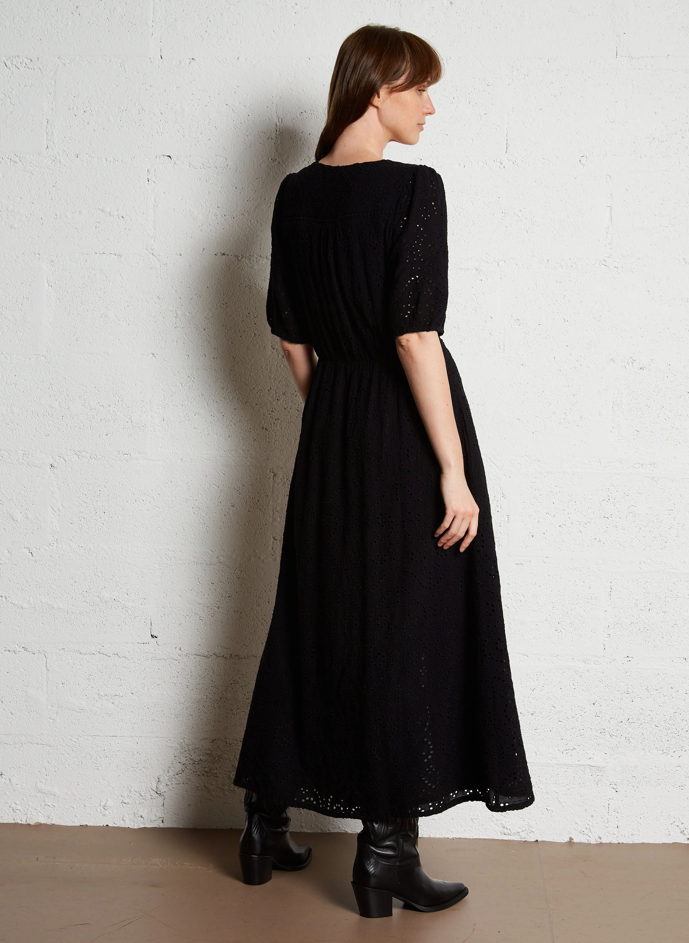 GEORDINA - Robe longue col V ajourée | Noir