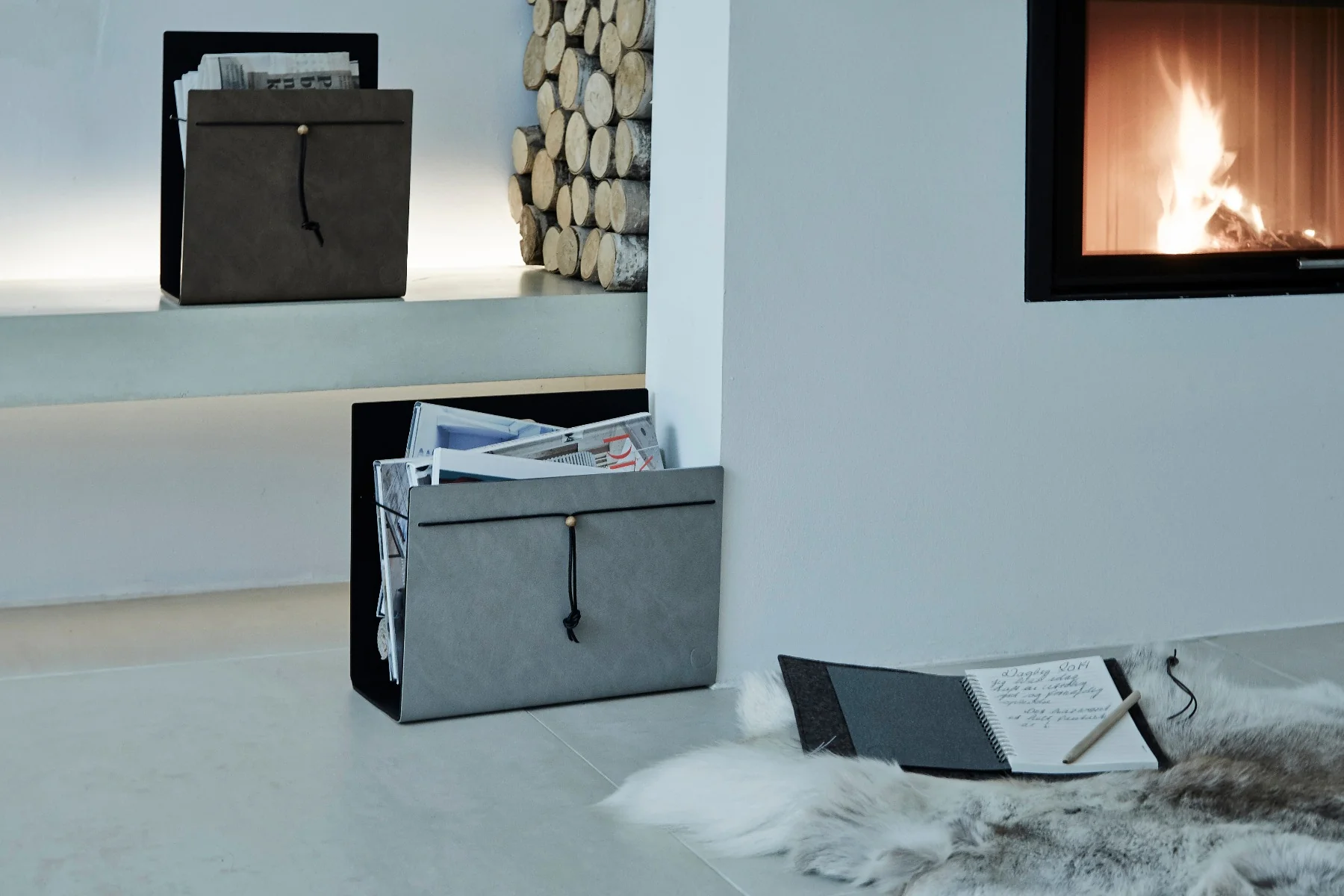 LIND DNA  Magasinholder, nupo sort - 31x25x11 cm.