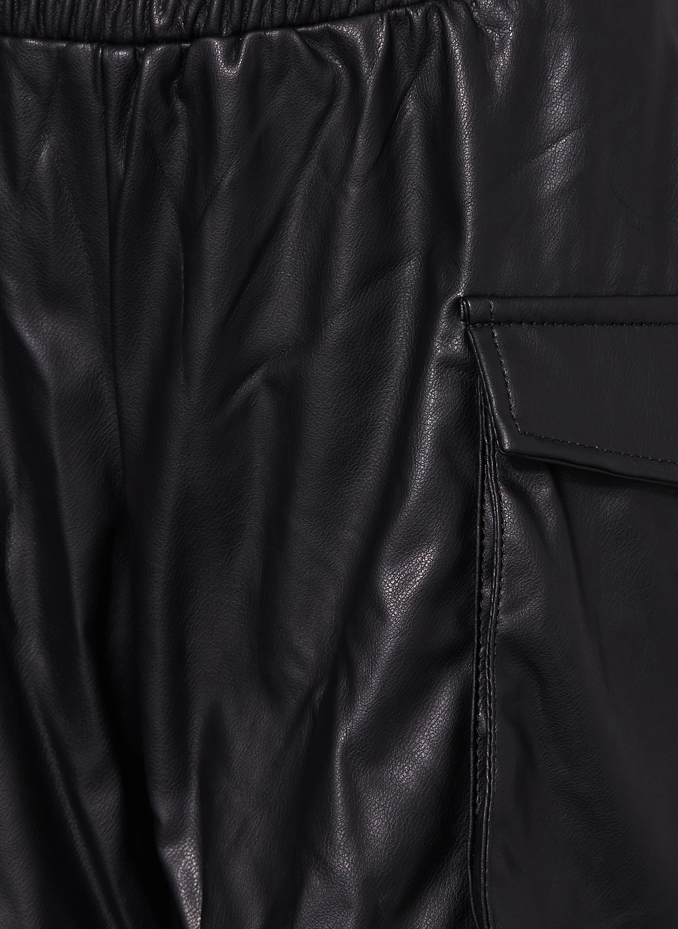 name it Cargoshorts in Lederoptik