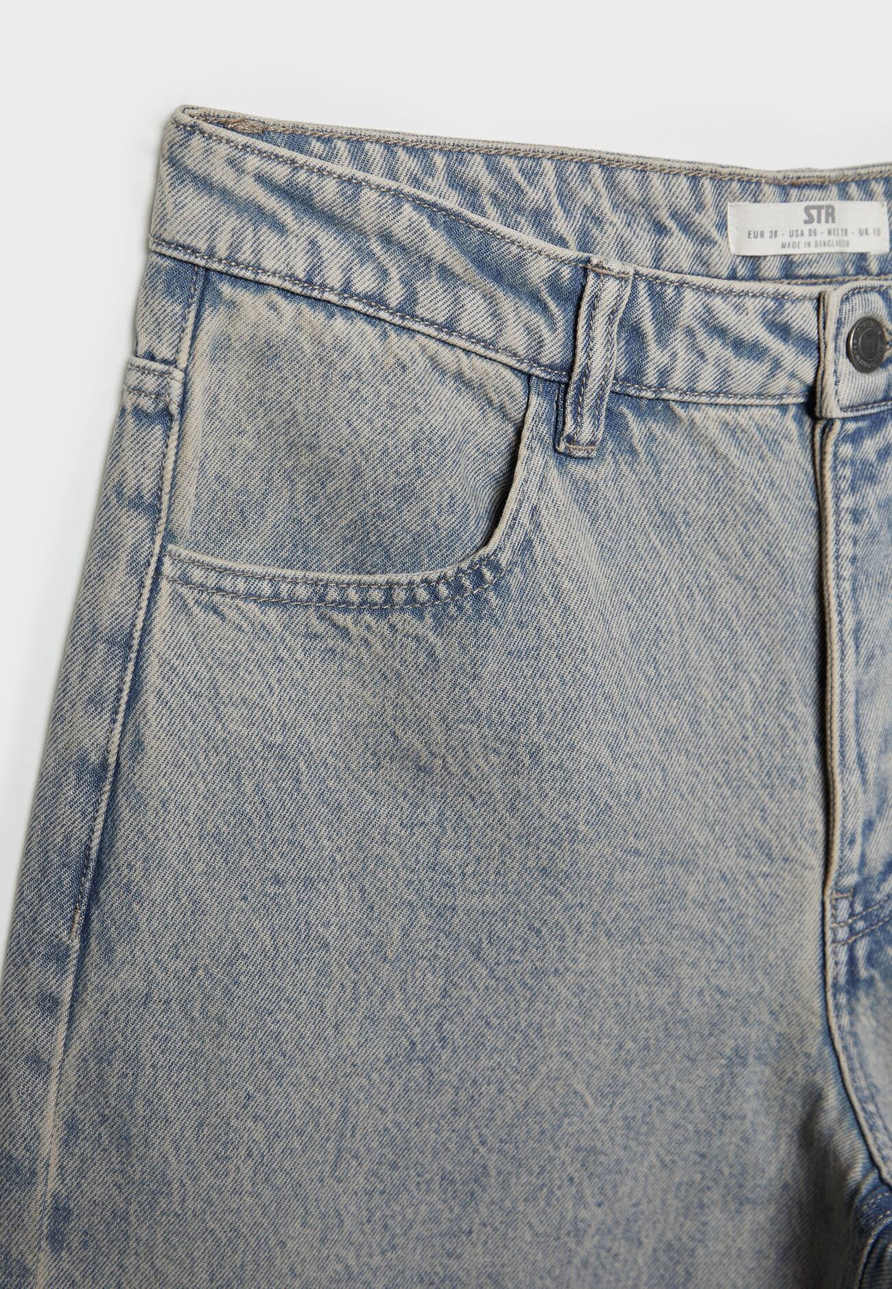 Calça jeans de cintura baixa e pernas largas