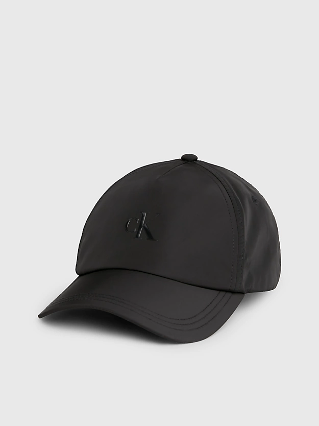 Boné com logotipo