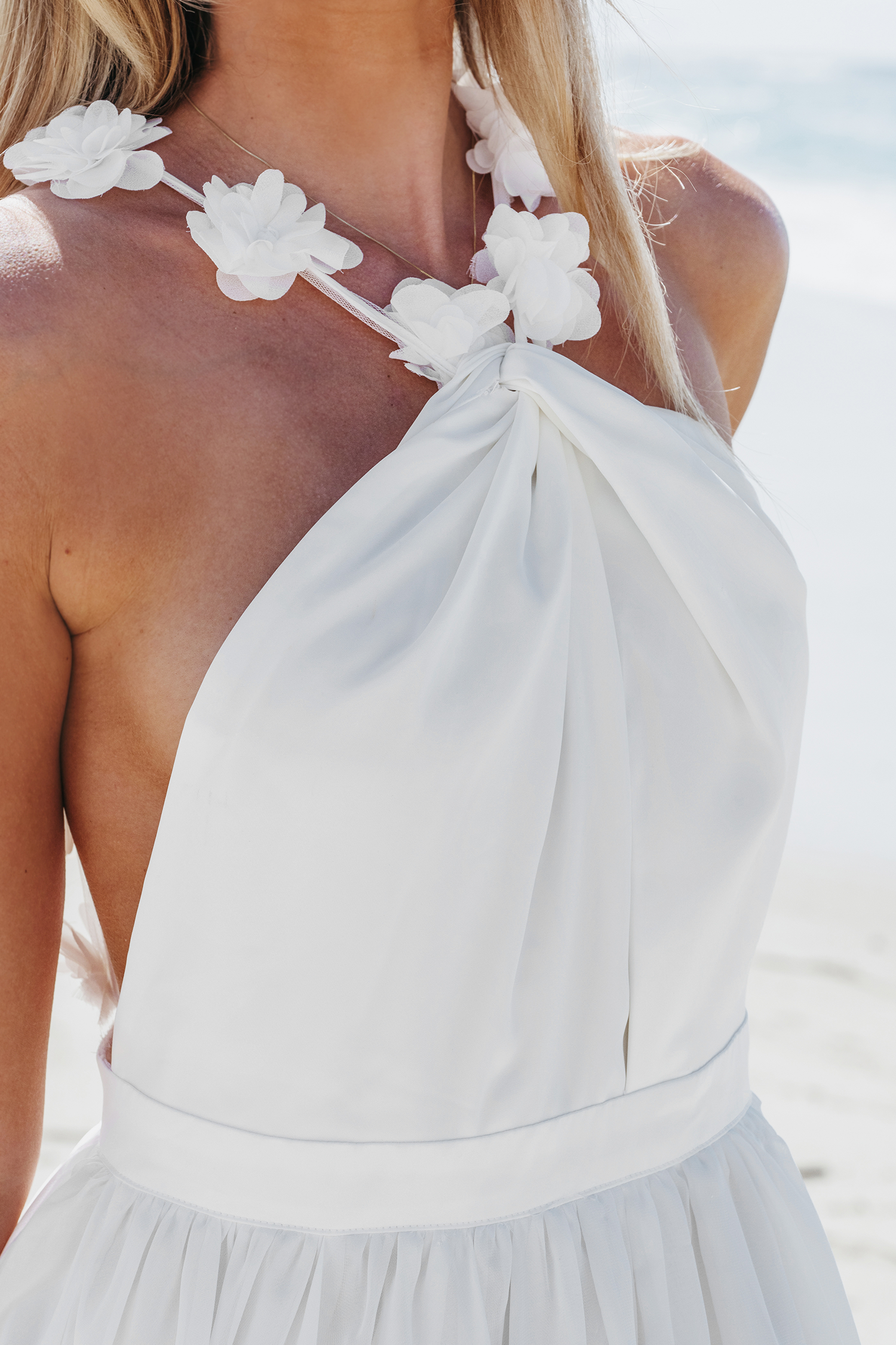 Robe maxi à col licou orné de fleurs blanche