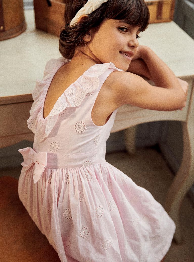 Robe rose à broderies fleuries
