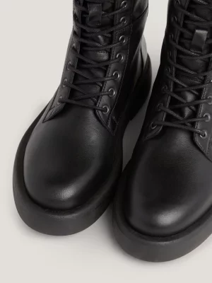 Botas de couro com cadarço e forro xadrez