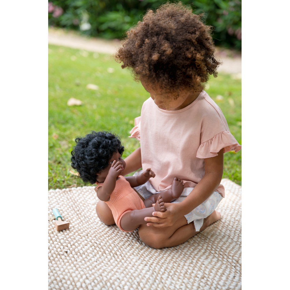 Miniland Lernpuppe Mädchen, Pfirsichfarbenes Outfit, 38 cm