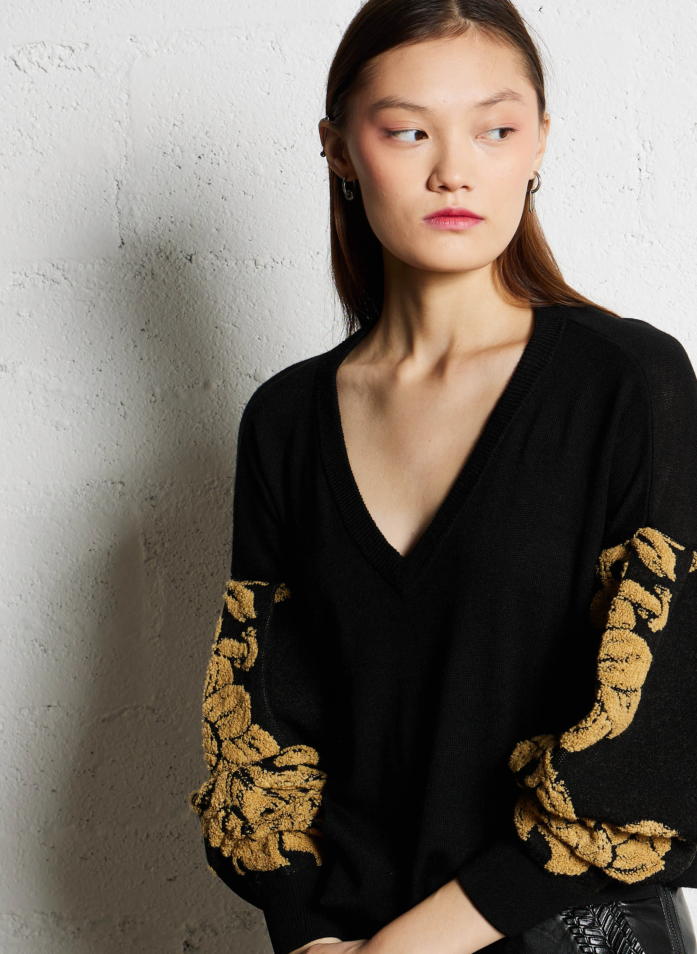ARWEN - Pull droit col V brodé | Noir